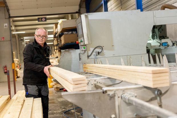 Werknemer bij machine